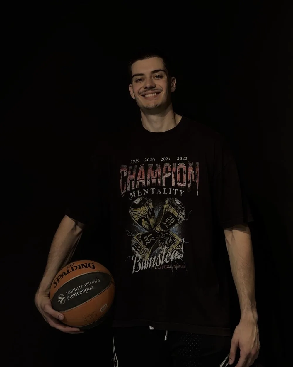 Retrato de Adrián con un balón de baloncesto