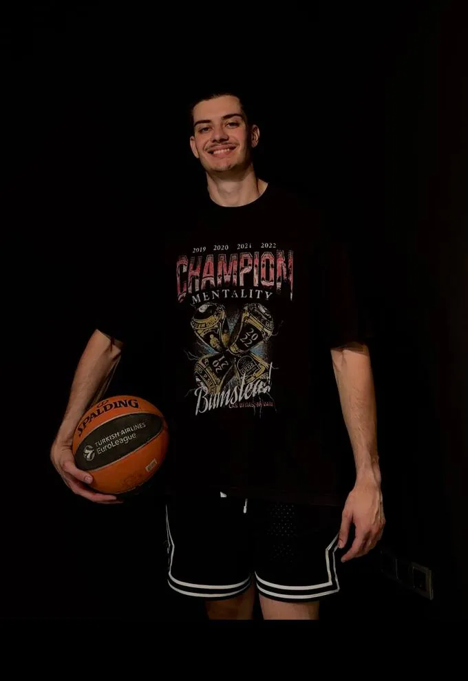 Adrián con un balón de baloncesto, sonriendo